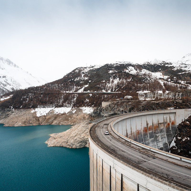 春天，法国阿尔卑斯山脉萨瓦伊泽尔河谷的蒂涅斯大坝与Lac du Chevril人工湖